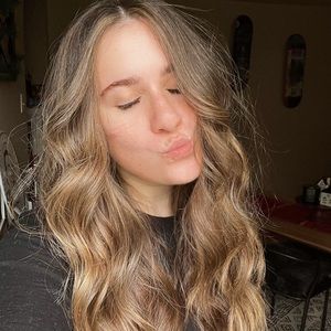 Meet your Posher, Alexis